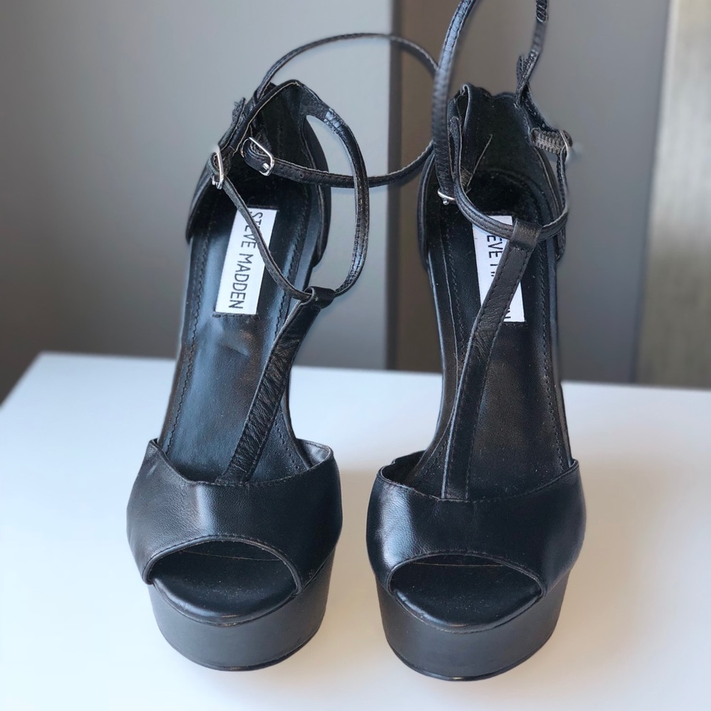 Black Steve Madden Wedges size 6.